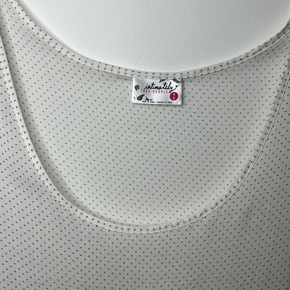Free People Whit/Black dots Sleeveless Racerback Ruffle Sharkbite Lace top Sz M - Picture 4 of 9
